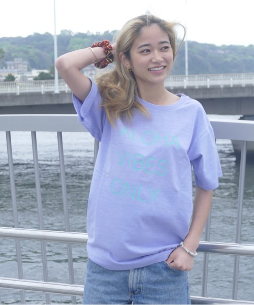 URBAN ISLAND SOCIETY(アーバンアイランドソサエティ)の「【URBAN ISLAND SOCIETY/アーバンアイランドソサエティ】ALOHA VIBES ONLY S/S TEE / アロハプリント半袖T-シャツ(Tシャツ/カットソー・メンズ・パープル/ターコイズブルー/ブラック系その他/ホワイト/ブラック・SMALL/MEDIUM/LARGE/X-LARGE)」の5枚目の写真
