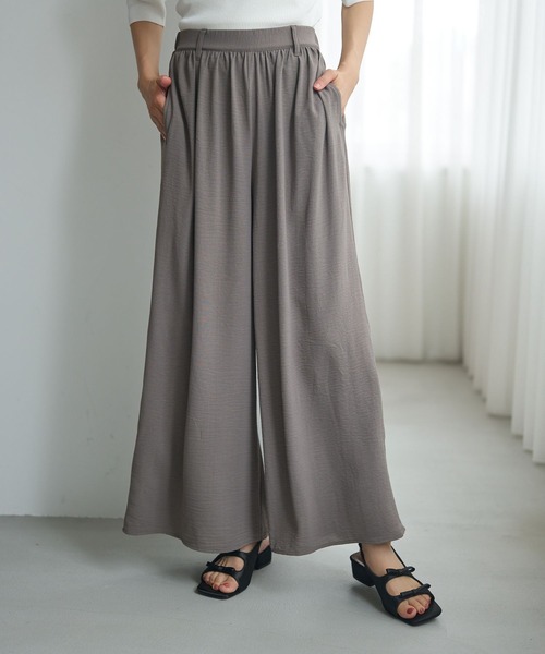 mysty woman（ミスティウーマン）の「セミシアーイージーワイドパンツ 586725（その他パンツ・レディース・オフホワイト/グレー系その他/ブラウン・FREE）」の2枚目の写真