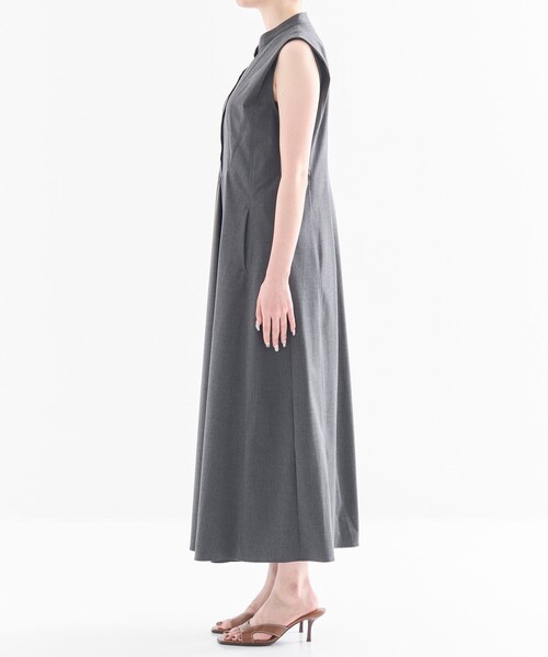 PUBLIC TOKYO(パブリックトウキョウ)の「ショルダータックノースリワンピ(シャツワンピース・レディース・ダークグレー/ライトグレー・1/2)」の4枚目の写真