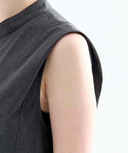 PUBLIC TOKYO(パブリックトウキョウ)の「ショルダータックノースリワンピ(シャツワンピース・レディース・ダークグレー/ライトグレー・1/2)」の6枚目の写真