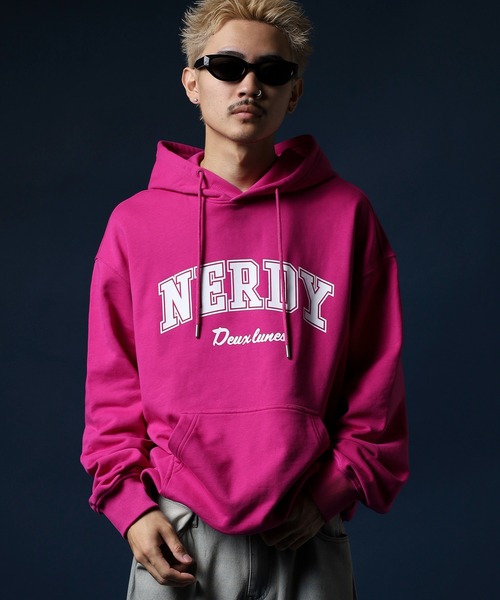 アウトラインアーチロゴフーディー（パーカー）｜NERDY（ノルディ）の