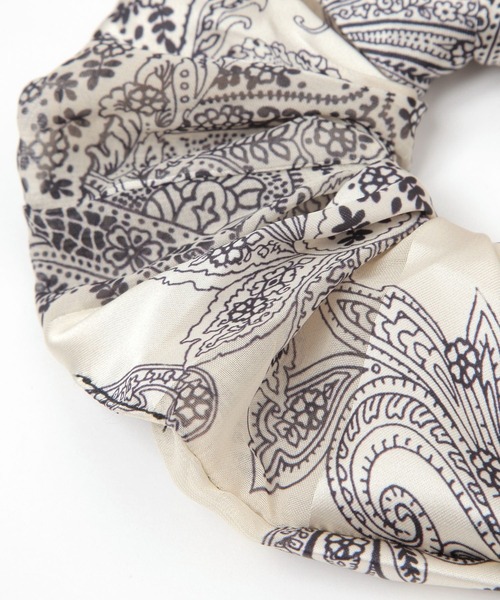 GLOBAL WORK（グローバルワーク）の「シアースカーフ柄シュシュ/583542（シュシュ・レディース・ホワイト/ダークブラウン/ライトグレー/ネイビー/ライトブルー/ライトイエロー・FREE）」の8枚目の写真