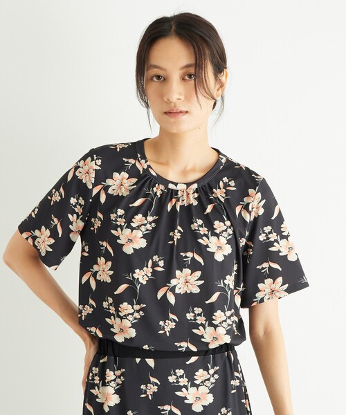 LAURA ASHLEY(ローラアシュレイ)の「【洗える/ジャージ素材/同柄アイテムあり】ミラ柄プルオーバー(Tシャツ/カットソー・レディース・ブラック系・40/38)」の1枚目の写真