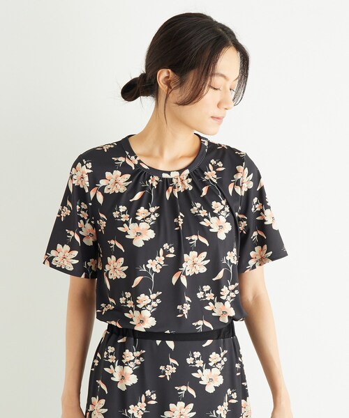 LAURA ASHLEY(ローラアシュレイ)の「【洗える/ジャージ素材/同柄アイテムあり】ミラ柄プルオーバー(Tシャツ/カットソー・レディース・ブラック系・40/38)」の2枚目の写真