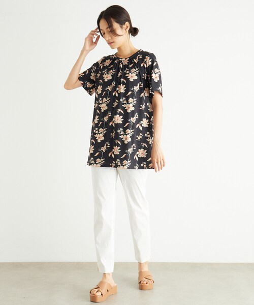 LAURA ASHLEY(ローラアシュレイ)の「【洗える/ジャージ素材/同柄アイテムあり】ミラ柄プルオーバー(Tシャツ/カットソー・レディース・ブラック系・40/38)」の4枚目の写真