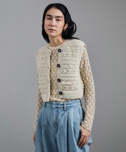 SALON adam et rope'(サロン アダム エ ロペ)の「【WEB限定】クロップドパターンハンドニットジレ(ベスト・レディース・オフホワイト/チャコールグレー・FREE)」の2枚目の写真