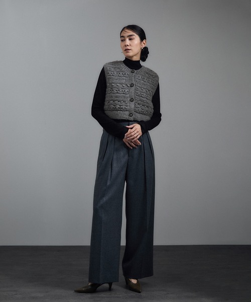 SALON adam et rope'(サロン アダム エ ロペ)の「【WEB限定】クロップドパターンハンドニットジレ(ベスト・レディース・オフホワイト/チャコールグレー・FREE)」の3枚目の写真