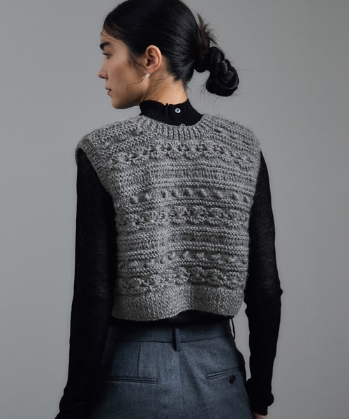 SALON adam et rope'(サロン アダム エ ロペ)の「【WEB限定】クロップドパターンハンドニットジレ(ベスト・レディース・オフホワイト/チャコールグレー・FREE)」の6枚目の写真