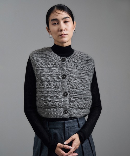 SALON adam et rope'(サロン アダム エ ロペ)の「【WEB限定】クロップドパターンハンドニットジレ(ベスト・レディース・オフホワイト/チャコールグレー・FREE)」の7枚目の写真