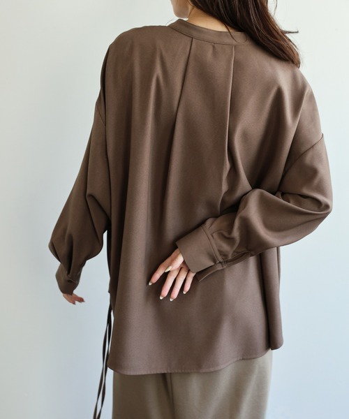 select MOCA Et(セレクトモカエト)の「【Et】Side Shirring Band Collar Shirt(シャツ/ブラウス・レディース・ブラウン/チャコール・FREE)」の4枚目の写真