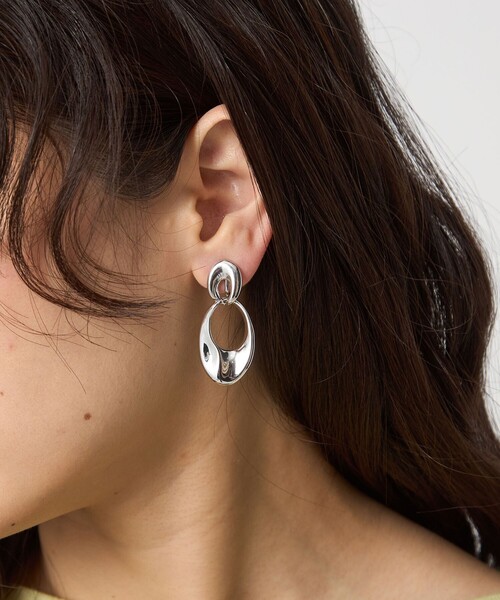 green label relaxing（グリーンレーベルリラクシング）の「Wオーバルリング イヤリング（イヤリング・レディース・シルバー/ゴールド・FREE）」の2枚目の写真