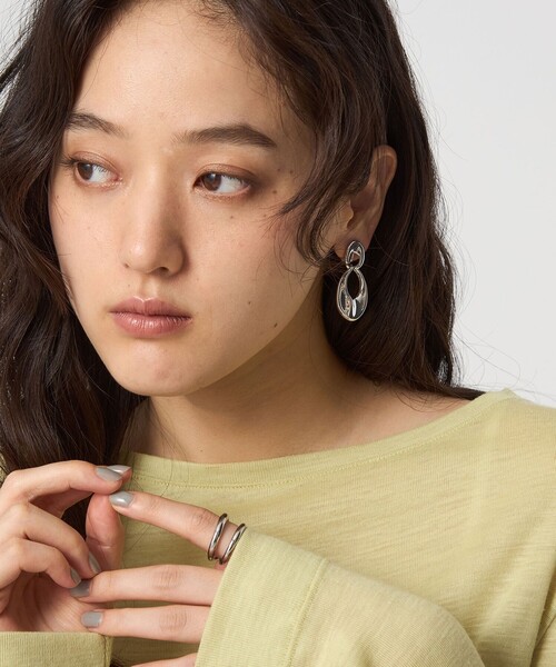 green label relaxing（グリーンレーベルリラクシング）の「Wオーバルリング イヤリング（イヤリング・レディース・シルバー/ゴールド・FREE）」の4枚目の写真