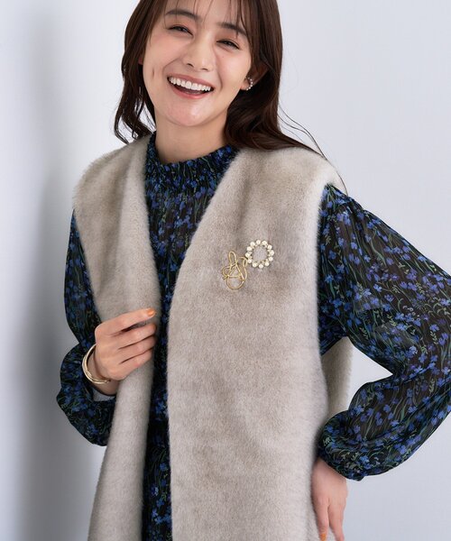 INDIVI（インディヴィ）の「ミンク調フェイクファージレ（ベスト・レディース・ナチュラル/グレー・38/34/13/05/15 ）」の2枚目の写真