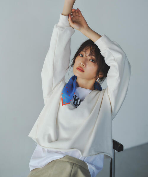 N.（N. Natural Beauty Basic）（エヌエヌナチュラルビューティーベーシック）の「Vネックスウェットプルオーバー（スウェット・レディース・ネイビー/ホワイト/グレー・MEDIUM）」の2枚目の写真