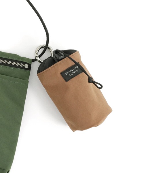 STANDARD SUPPLY(スタンダードサプライ)の「スタンダードサプライ / SIMPLICITY シンプリシティ / DRAW STRING CHARM POUCH ドローストリングチャームポーチ(ポーチ・レディース・モカ/マスタード/ネイビー/ブラック/チャコールグレー/ダークパープル/サンドベージュ/グリーン/ブルー/レッド/グレー/ダークブラウン・FREE)」の5枚目の写真