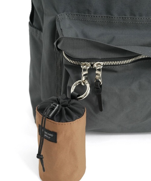STANDARD SUPPLY(スタンダードサプライ)の「スタンダードサプライ / SIMPLICITY シンプリシティ / DRAW STRING CHARM POUCH ドローストリングチャームポーチ(ポーチ・レディース・モカ/マスタード/ネイビー/ブラック/チャコールグレー/ダークパープル/サンドベージュ/グリーン/ブルー/レッド/グレー/ダークブラウン・FREE)」の14枚目の写真