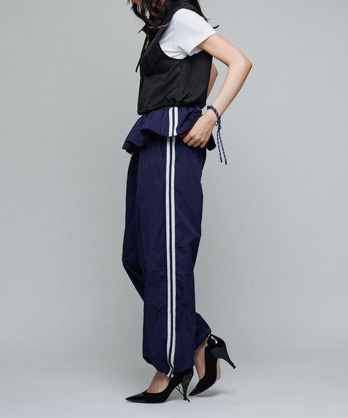 Narcissus(ナルシス)の「フリルトラックラインパンツ/ストリートパンツ/ラインパンツ《動画あり》(その他パンツ・レディース・ネイビー/ボルドー・FREE)」の1枚目の写真