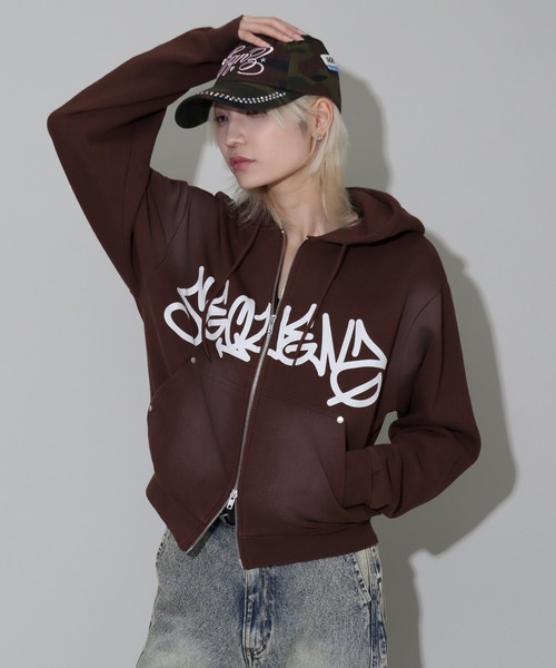 SEQUENZ（シークエンズ）の「【SEQUENZ/シークエンズ】logo Zip-up short hoodie/別注 ショート丈ジップアップ　ロゴパーカー（パーカー・メンズ・ブラック/ダークブラウン/ダークネイビー/ピンク・S/M/L）」の2枚目の写真