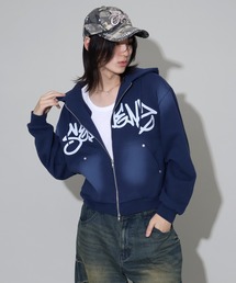 SEQUENZ（シークエンズ）の「【SEQUENZ/シークエンズ】logo Zip-up short hoodie/別注 ショート丈ジップアップ　ロゴパーカー（パーカー）」