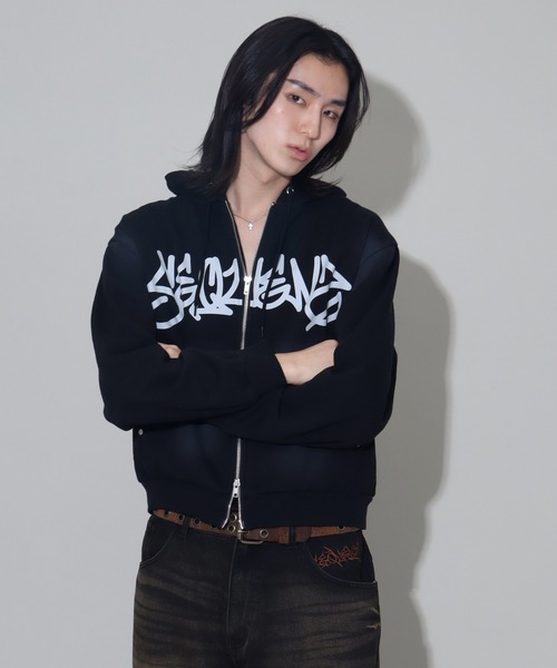 SEQUENZ（シークエンズ）の「【SEQUENZ/シークエンズ】logo Zip-up short hoodie/別注 ショート丈ジップアップ　ロゴパーカー（パーカー・メンズ・ブラック/ダークブラウン/ダークネイビー/ピンク・S/M/L）」の16枚目の写真