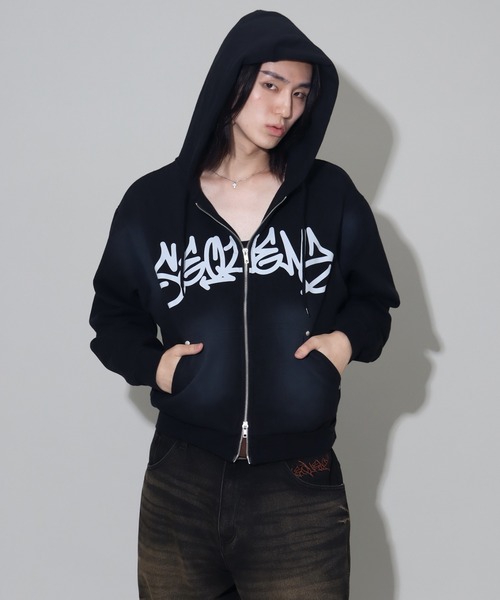 SEQUENZ（シークエンズ）の「【SEQUENZ/シークエンズ】logo Zip-up short hoodie/別注 ショート丈ジップアップ　ロゴパーカー（パーカー・メンズ・ブラック/ダークブラウン/ダークネイビー/ピンク・S/M/L）」の17枚目の写真