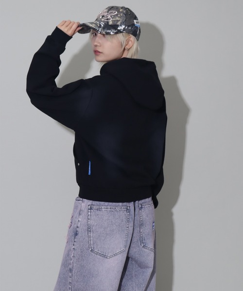 SEQUENZ（シークエンズ）の「【SEQUENZ/シークエンズ】logo Zip-up short hoodie/別注 ショート丈ジップアップ　ロゴパーカー（パーカー・メンズ・ブラック/ダークブラウン/ダークネイビー/ピンク・S/M/L）」の8枚目の写真