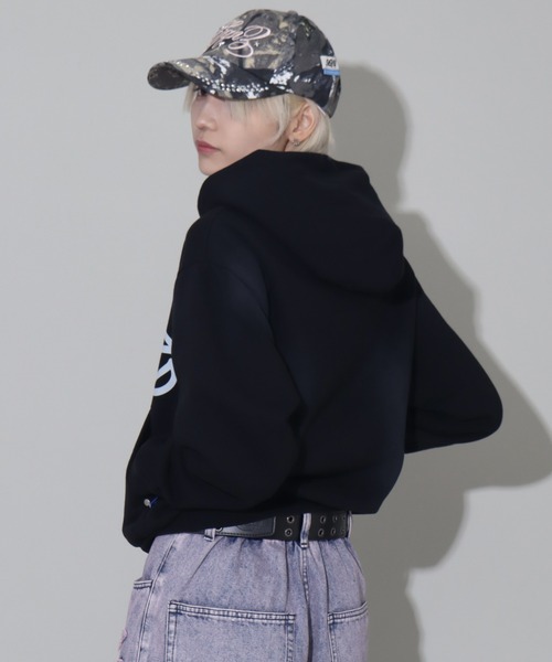 SEQUENZ（シークエンズ）の「【SEQUENZ/シークエンズ】logo Zip-up short hoodie/別注 ショート丈ジップアップ　ロゴパーカー（パーカー・メンズ・ブラック/ダークブラウン/ダークネイビー/ピンク・S/M/L）」の9枚目の写真