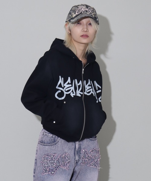 SEQUENZ（シークエンズ）の「【SEQUENZ/シークエンズ】logo Zip-up short hoodie/別注 ショート丈ジップアップ　ロゴパーカー（パーカー・メンズ・ブラック/ダークブラウン/ダークネイビー/ピンク・S/M/L）」の11枚目の写真