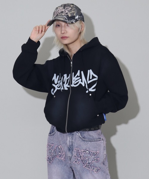 SEQUENZ（シークエンズ）の「【SEQUENZ/シークエンズ】logo Zip-up short hoodie/別注 ショート丈ジップアップ　ロゴパーカー（パーカー・メンズ・ブラック/ダークブラウン/ダークネイビー/ピンク・S/M/L）」の12枚目の写真