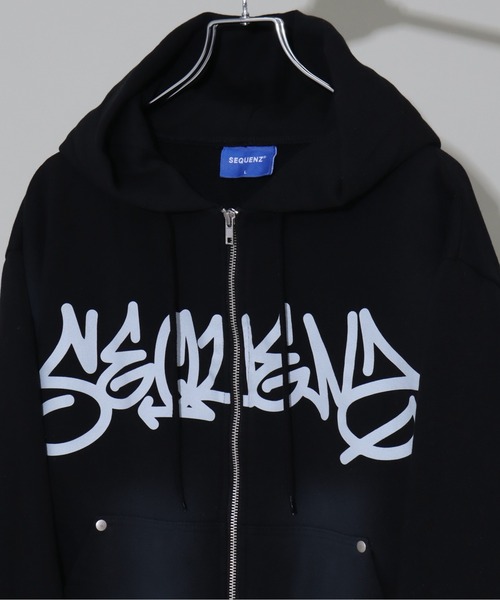 SEQUENZ（シークエンズ）の「【SEQUENZ/シークエンズ】logo Zip-up short hoodie/別注 ショート丈ジップアップ　ロゴパーカー（パーカー・メンズ・ブラック/ダークブラウン/ダークネイビー/ピンク・S/M/L）」の6枚目の写真