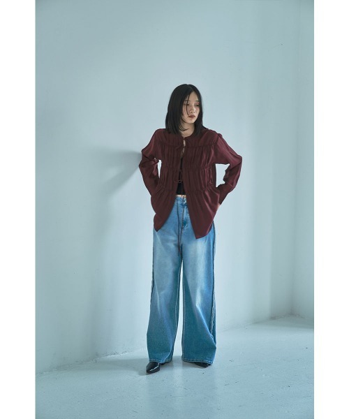 marjour(マージュール)の「SHIRRING TIE BLOUSE(シャツ/ブラウス・レディース・チャコールグレー/ダークパープル・M)」の3枚目の写真