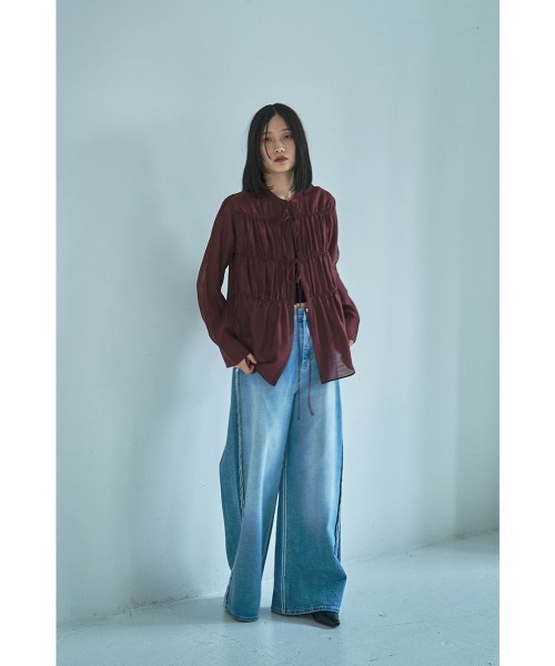 marjour(マージュール)の「SHIRRING TIE BLOUSE(シャツ/ブラウス・レディース・チャコールグレー/ダークパープル・M)」の4枚目の写真