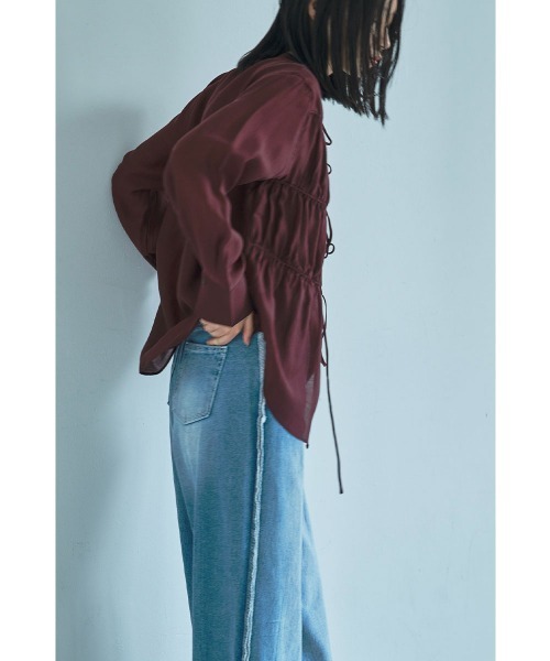 marjour(マージュール)の「SHIRRING TIE BLOUSE(シャツ/ブラウス・レディース・チャコールグレー/ダークパープル・M)」の15枚目の写真