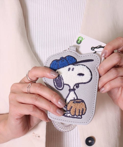 PEANUTS(ピーナッツ)の「(ACT)【PEANUTS】サガラ刺繍 フェイクレザー ダイカット パスケース(パスケース・レディース・ダークベージュ/サックスブルー/オフホワイト/グレー・ONE SIZE)」の2枚目の写真