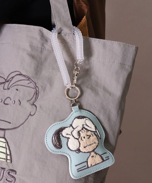 PEANUTS(ピーナッツ)の「(ACT)【PEANUTS】サガラ刺繍 フェイクレザー ダイカット パスケース(パスケース・レディース・ダークベージュ/サックスブルー/オフホワイト/グレー・ONE SIZE)」の4枚目の写真