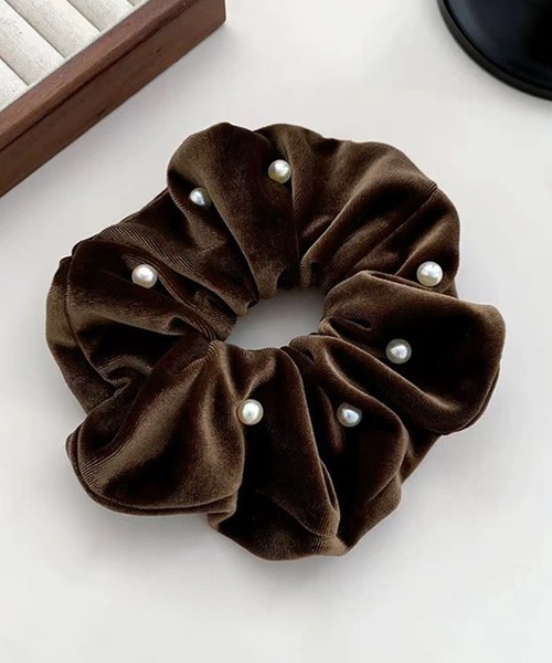 IRADOWL（アイラドール）の「パール×ベロアシュシュ（シュシュ・レディース・レッド/ブラウン/ブラック・FREE）」の2枚目の写真