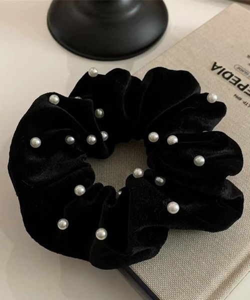 IRADOWL（アイラドール）の「パール×ベロアシュシュ（シュシュ・レディース・レッド/ブラウン/ブラック・FREE）」の4枚目の写真