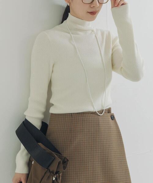 URBAN RESEARCH（アーバンリサーチ）の「『UR TECH』ハイネックリブニット（ニット/セーター・レディース・ブラック/ホワイト系その他/ブラウン系その他/オフホワイト・FREE）」の2枚目の写真