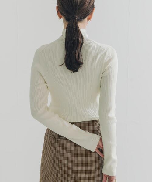 URBAN RESEARCH（アーバンリサーチ）の「『UR TECH』ハイネックリブニット（ニット/セーター・レディース・ブラック/ホワイト系その他/ブラウン系その他/オフホワイト・FREE）」の9枚目の写真