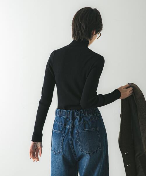 URBAN RESEARCH（アーバンリサーチ）の「『UR TECH』ハイネックリブニット（ニット/セーター・レディース・ブラック/ホワイト系その他/ブラウン系その他/オフホワイト・FREE）」の20枚目の写真