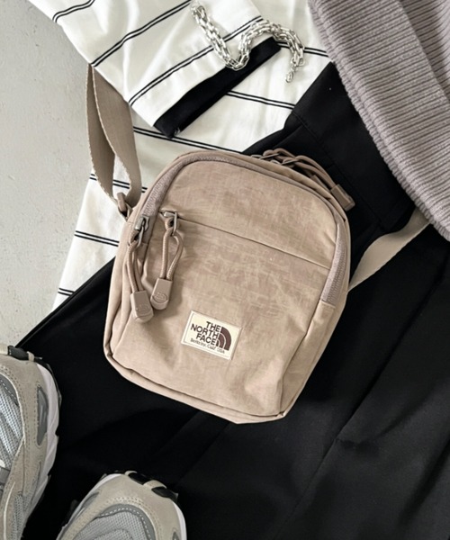 THE NORTH FACE(ザノースフェイス)の「THE NORTH FACE(ザ・ノースフェイス)/長さ調整可能 軽量 ワンポイント ショルダー クロス ミニバッグ/STANDARD CROSS BAG S(ショルダーバッグ・レディース・クリーム/ブラック/ブラウン/レッド・FREE)」の2枚目の写真