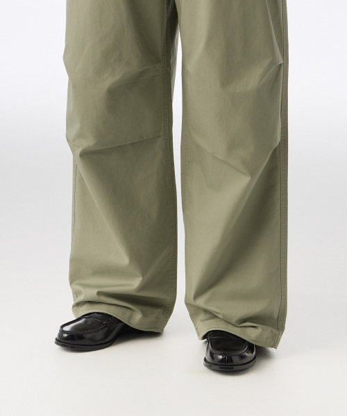 MUSINSA STANDARD WOMAN（ムシンサスタンダードウーマン）の「ウィメンズコットンパラシュートパンツ[ライトカーキ]（スウェットパンツ・レディース・その他・30/24/26/28/22）」の4枚目の写真