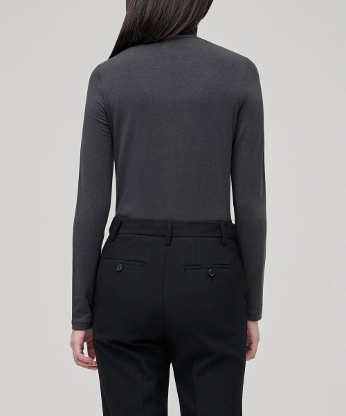 MUSINSA STANDARD WOMAN（ムシンサスタンダードウーマン）の「ウィメンズテンセルスリムタートルネックTシャツ[ダークグレー]（Tシャツ/カットソー・レディース・その他・SMALL/X-SMALL/MEDIUM/LARGE/X-LARGE）」の2枚目の写真