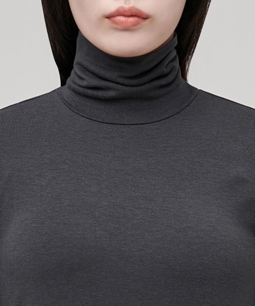 MUSINSA STANDARD WOMAN（ムシンサスタンダードウーマン）の「ウィメンズテンセルスリムタートルネックTシャツ[ダークグレー]（Tシャツ/カットソー・レディース・その他・SMALL/X-SMALL/MEDIUM/LARGE/X-LARGE）」の3枚目の写真