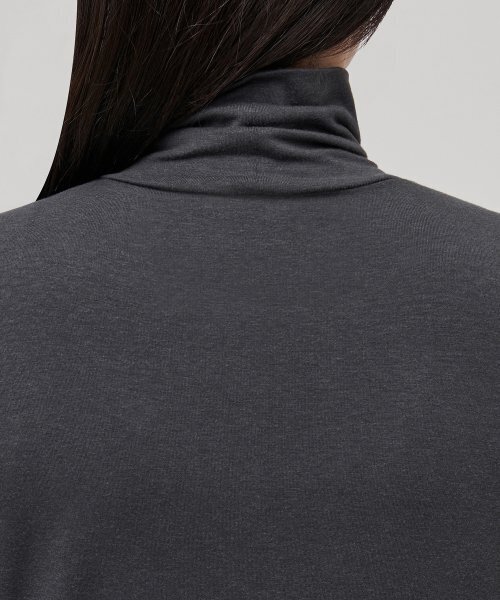 MUSINSA STANDARD WOMAN（ムシンサスタンダードウーマン）の「ウィメンズテンセルスリムタートルネックTシャツ[ダークグレー]（Tシャツ/カットソー・レディース・その他・SMALL/X-SMALL/MEDIUM/LARGE/X-LARGE）」の4枚目の写真