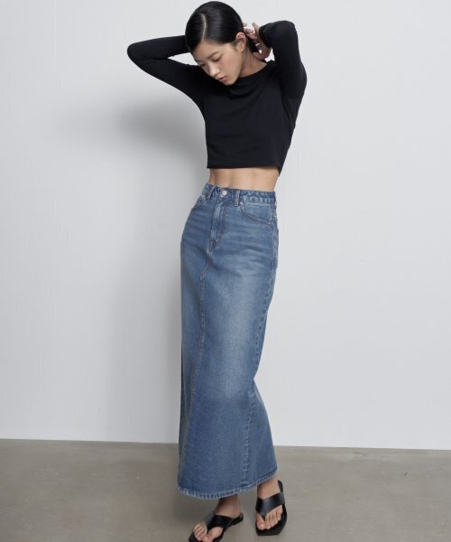 MUSINSA STANDARD WOMAN（ムシンサスタンダードウーマン）の「ウィメンズデニムマキシスカート[ミディアムインディゴ]（スカート・レディース・その他・SMALL/MEDIUM/LARGE/X-SMALL）」の2枚目の写真