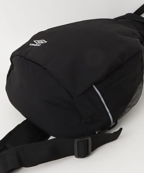 UMBRO(アンブロ)の「UMBRO/アンブロ 別注 ロゴ刺繍 ワンショルダーバッグ ボディバッグ / ショルダーポジションチェンジ 背面ポケット有り 男女兼用(ショルダーバッグ・メンズ・ブラック/グレー・FREE)」の5枚目の写真