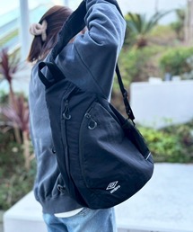 UMBRO（アンブロ）の「UMBRO/アンブロ 別注 ロゴ刺繍 ワンショルダーバッグ ボディバッグ / ショルダーポジションチェンジ 背面ポケット有り 男女兼用（ショルダーバッグ）」