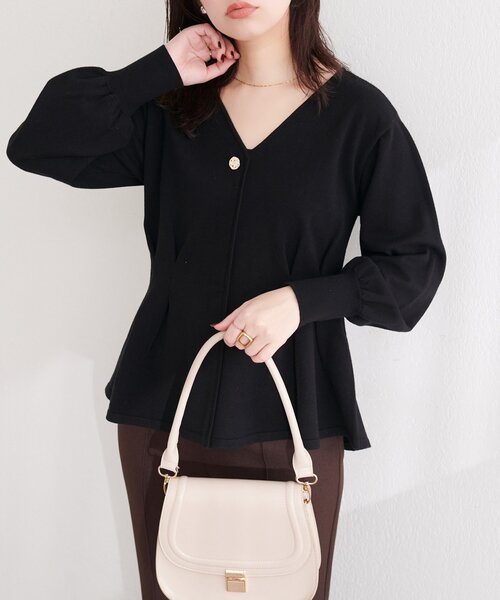 natural couture（ナチュラルクチュール）の「〈osono〉タックペプラムニット（ニット/セーター・レディース・ラベンダー/ネイビー/オフホワイト/ブラック・FREE）」の3枚目の写真