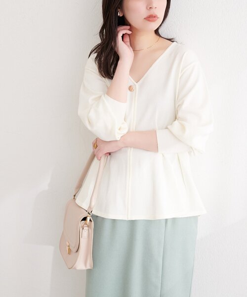 natural couture（ナチュラルクチュール）の「〈osono〉タックペプラムニット（ニット/セーター・レディース・ラベンダー/ネイビー/オフホワイト/ブラック・FREE）」の6枚目の写真